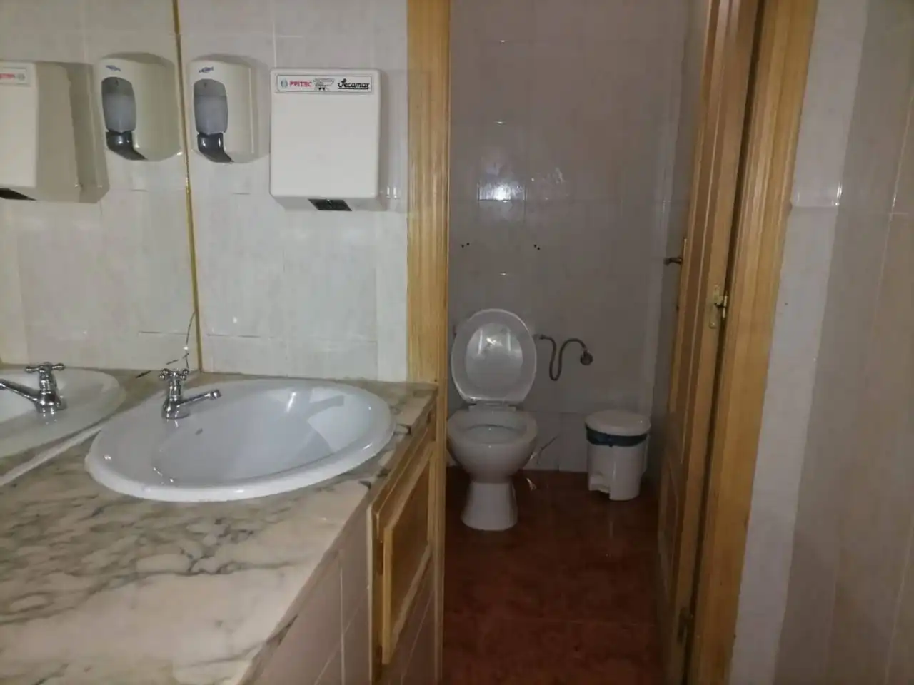 Bany de Local en venda en Fuentes de Oñoro amb Aire condicionat