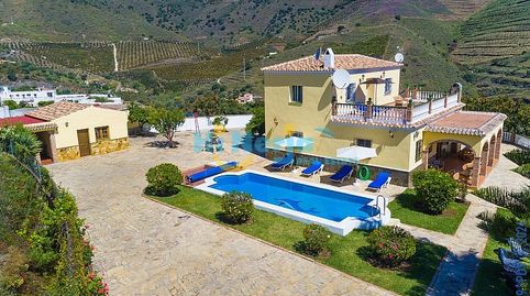 Villa orientada al sur con piscina privada, jardines y vistas al mar en venta en Punta Lara, Nerja