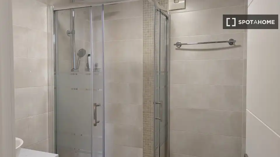 Bany de Apartament per a compartir en Málaga amb Aire condicionat, Terrassa i Moblat