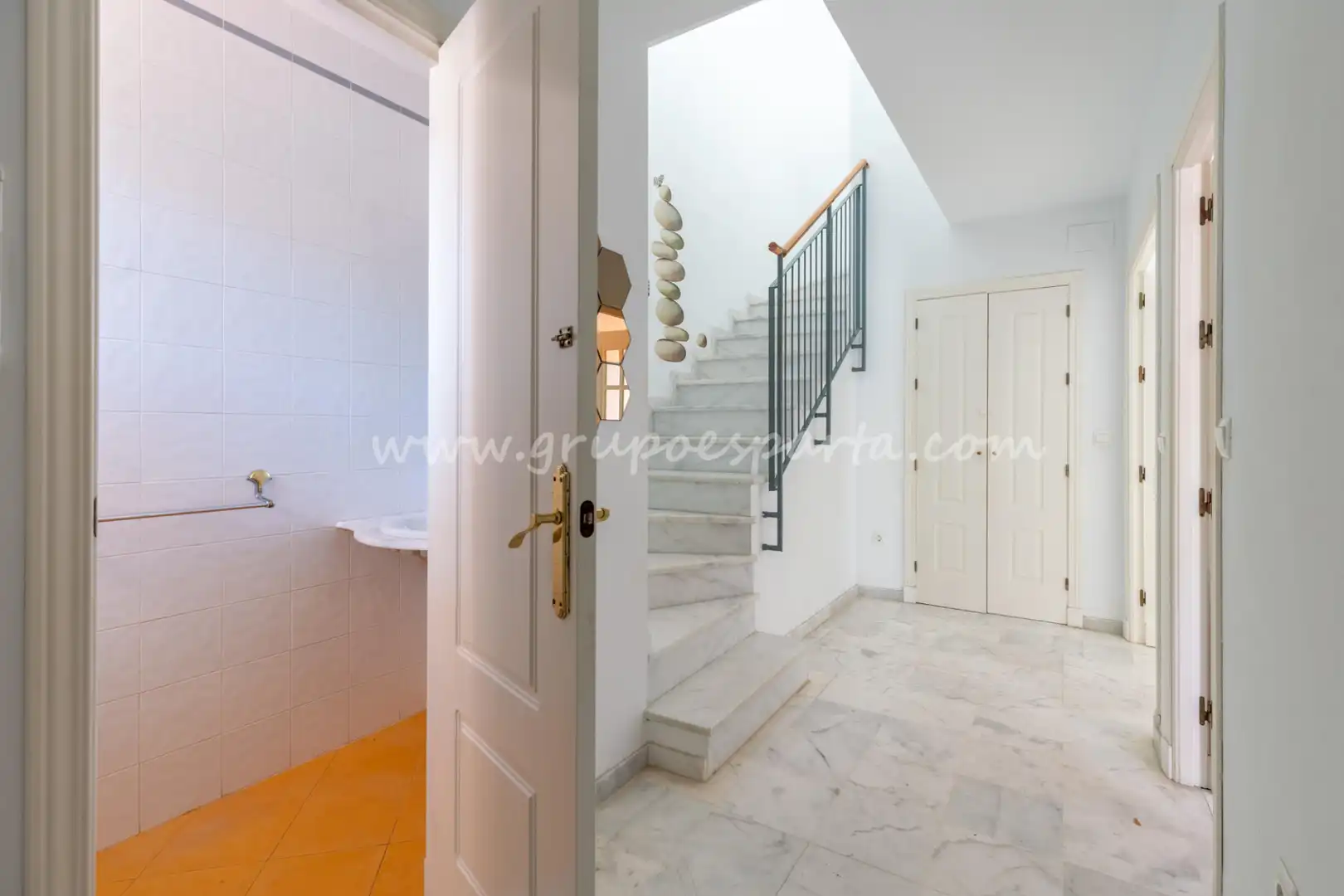 Detached homes for sale in Espartinas  with Air Conditioner, Heating and Oven
