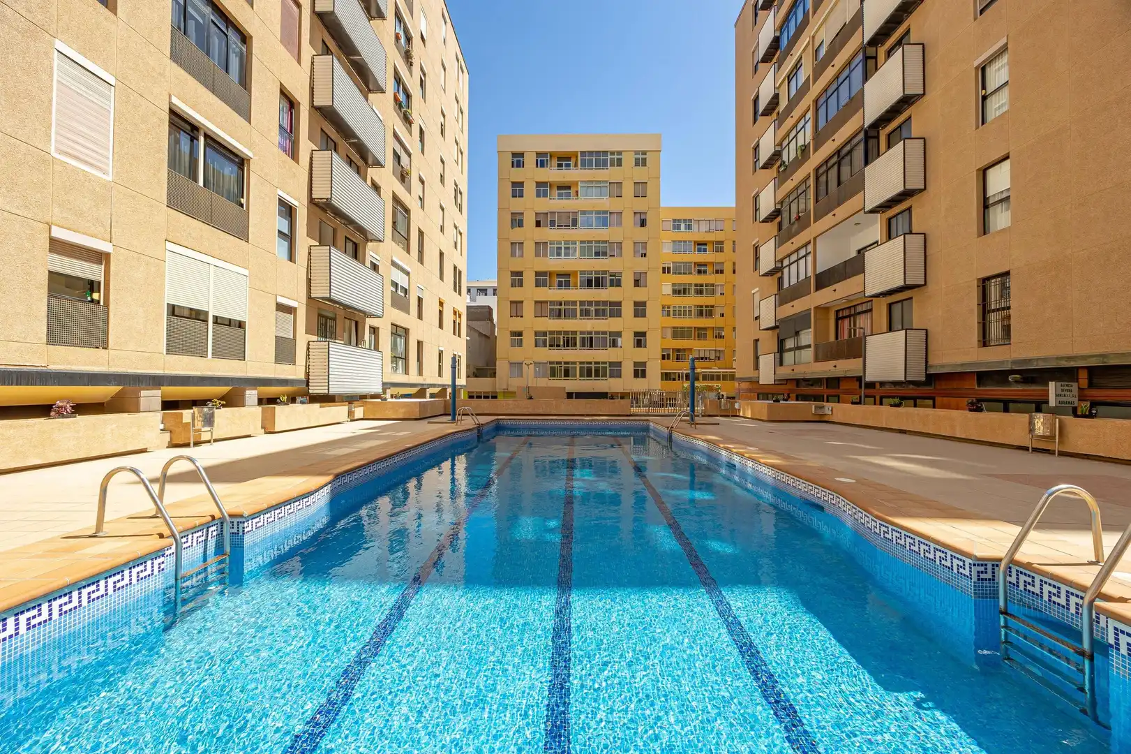 Schwimmbecken von Wohnung zum Verkauf in Las Palmas de Gran Canaria mit Abstellraum und Balkon