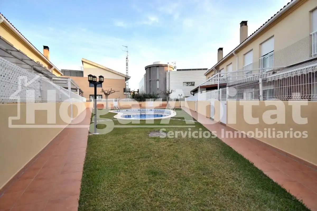 Piscina de Casa adosada en venda en Burriana / Borriana amb Jardí privat, Terrassa i Piscina comunitària