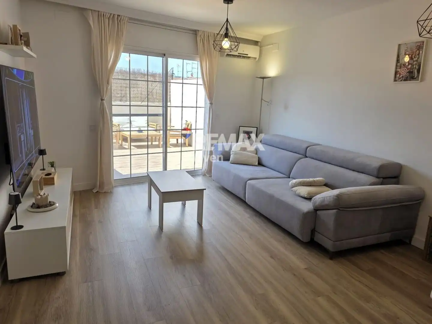 Sala d'estar de Casa adosada en venda en Vilanova i la Geltrú amb Aire condicionat, Jardí privat i Parquet