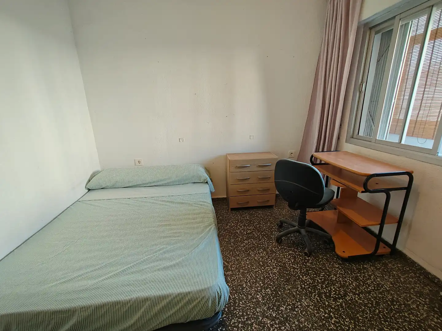 Habitación de Piso de alquiler en Granada con Aire acondicionado, Amueblado y Lavadora