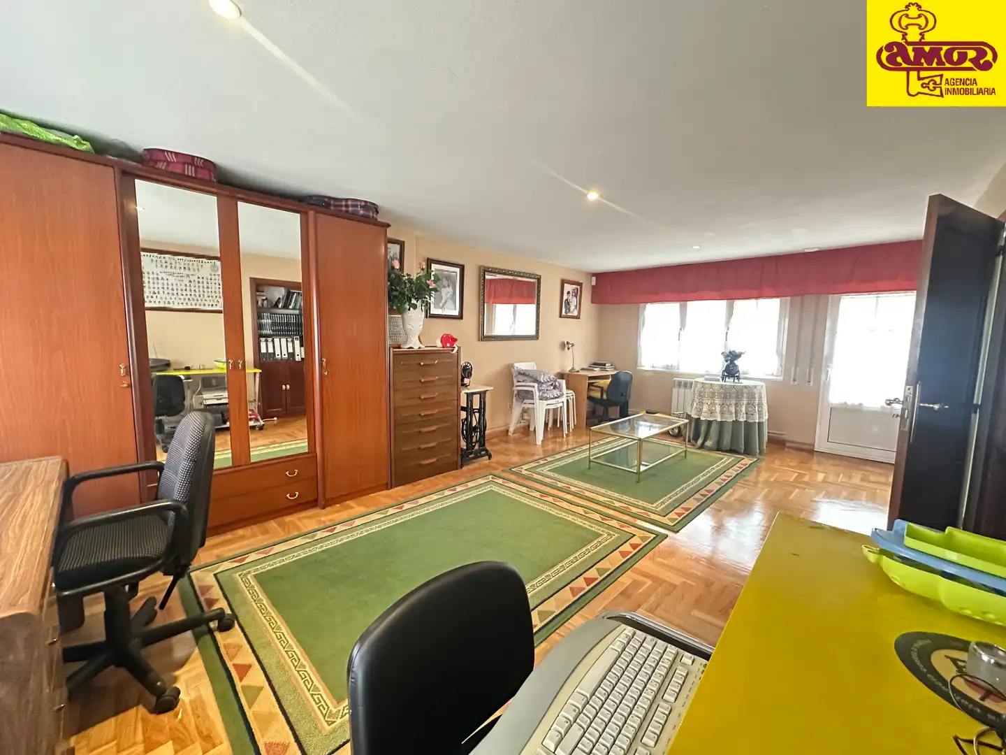 Sala d'estar de Casa o xalet en venda en Santiago de Compostela  amb Calefacció, Jardí privat i Terrassa
