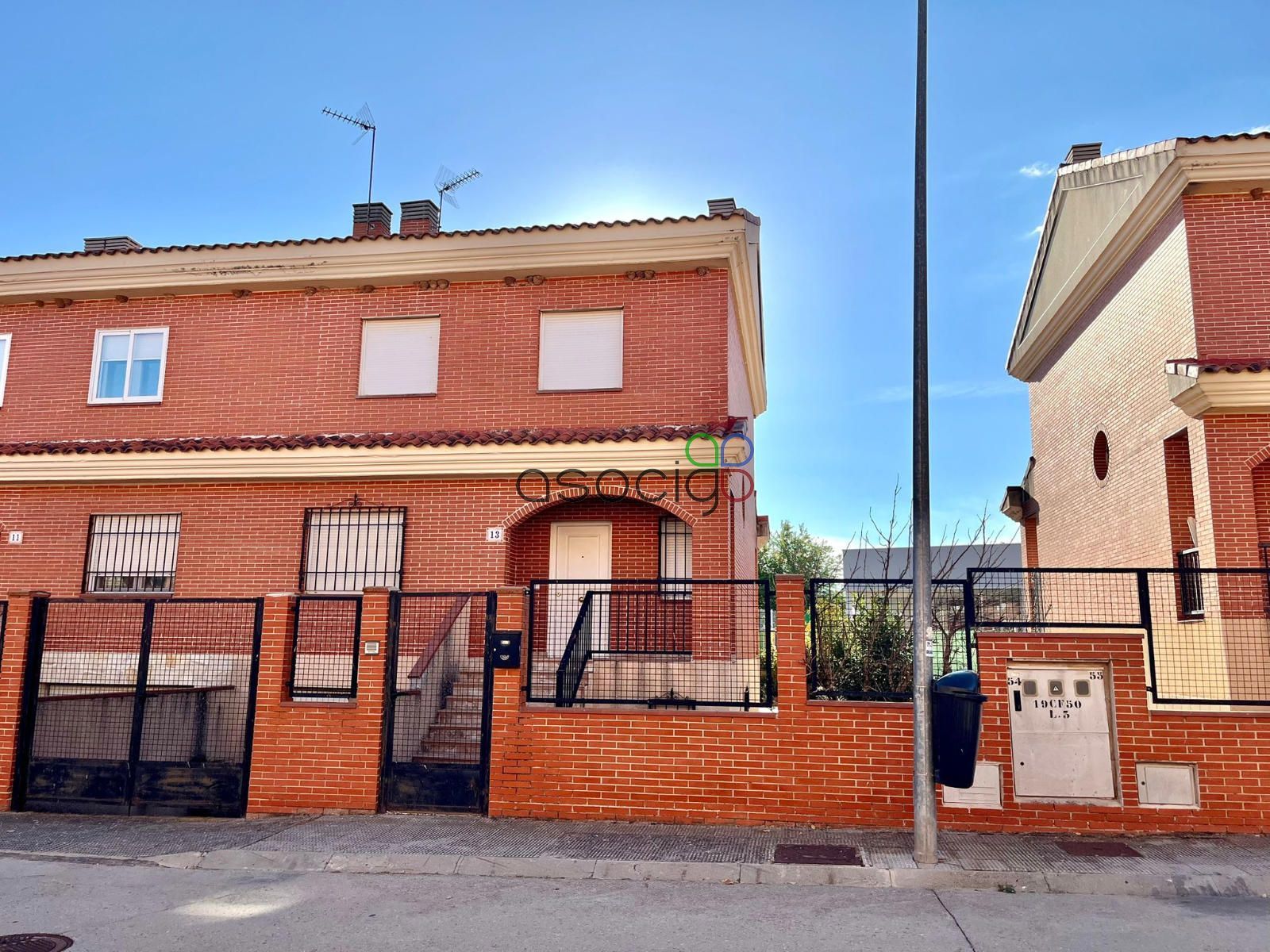 Vista exterior de Casa adosada en venda en Torija amb Calefacció, Jardí privat i Terrassa