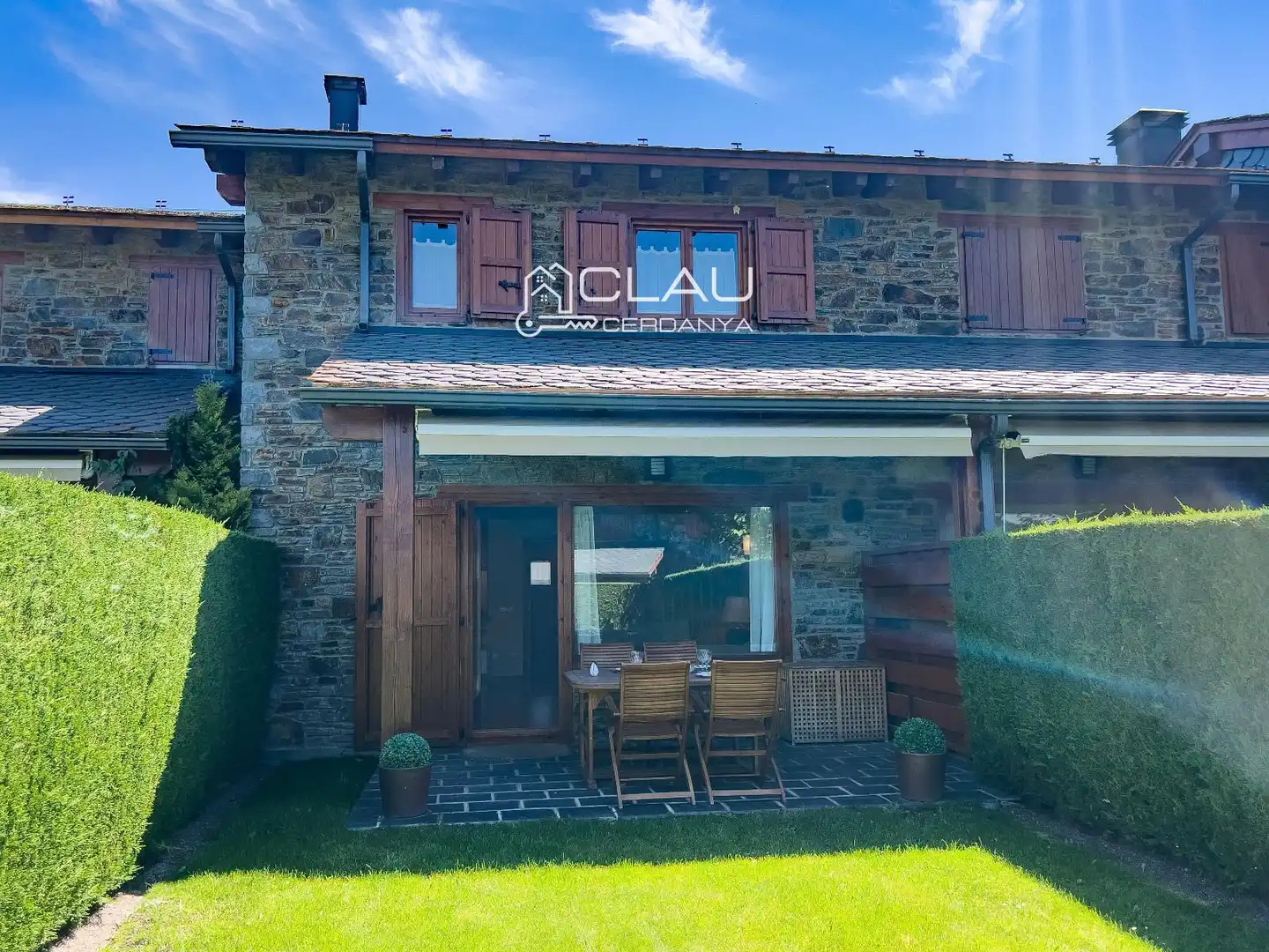 Außenansicht von Einfamilien-Reihenhaus zur Miete in Palau - de - Cerdagne mit Heizung, Privatgarten und Parkett