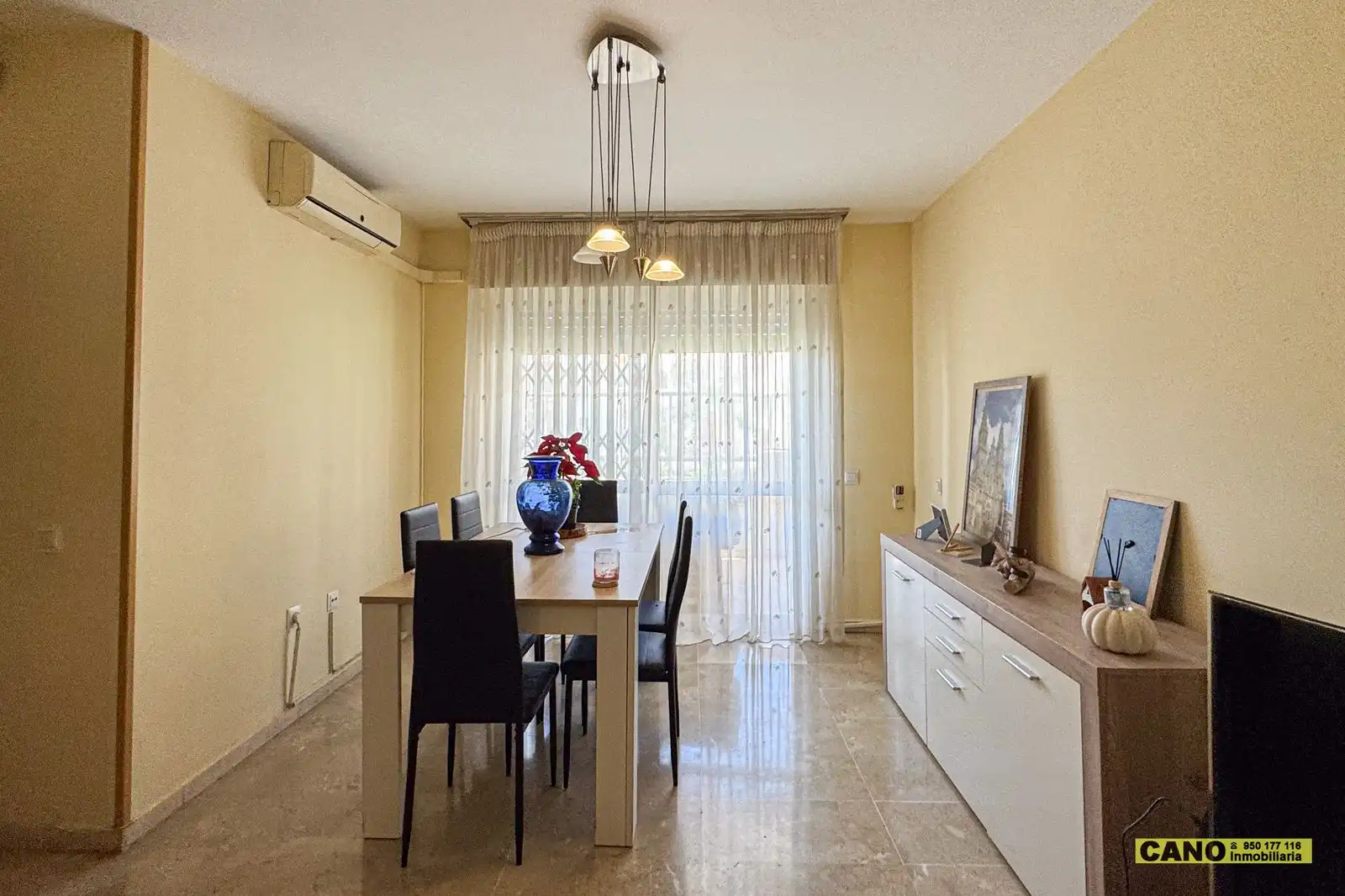 Comedor de Piso en venta en Roquetas de Mar con Terraza, Trastero y Piscina