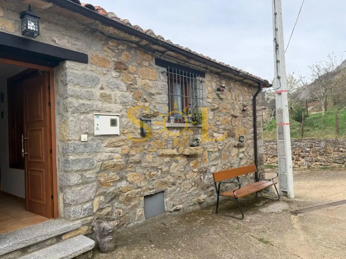 Vista exterior de Casa o xalet en venda en Los Barrios de Luna  amb Calefacció i Moblat