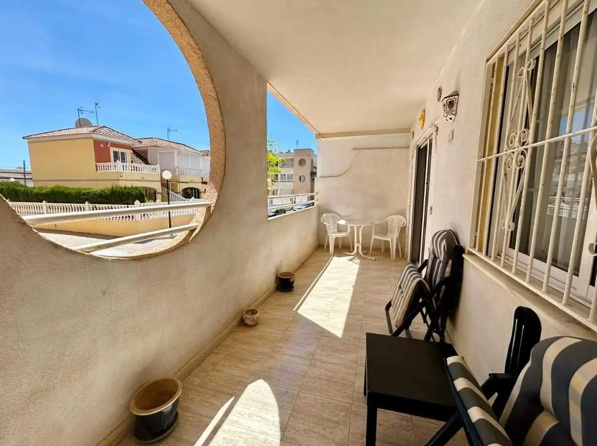Terrassa de Apartament en venda en Torrevieja amb Moblat i Piscina comunitària