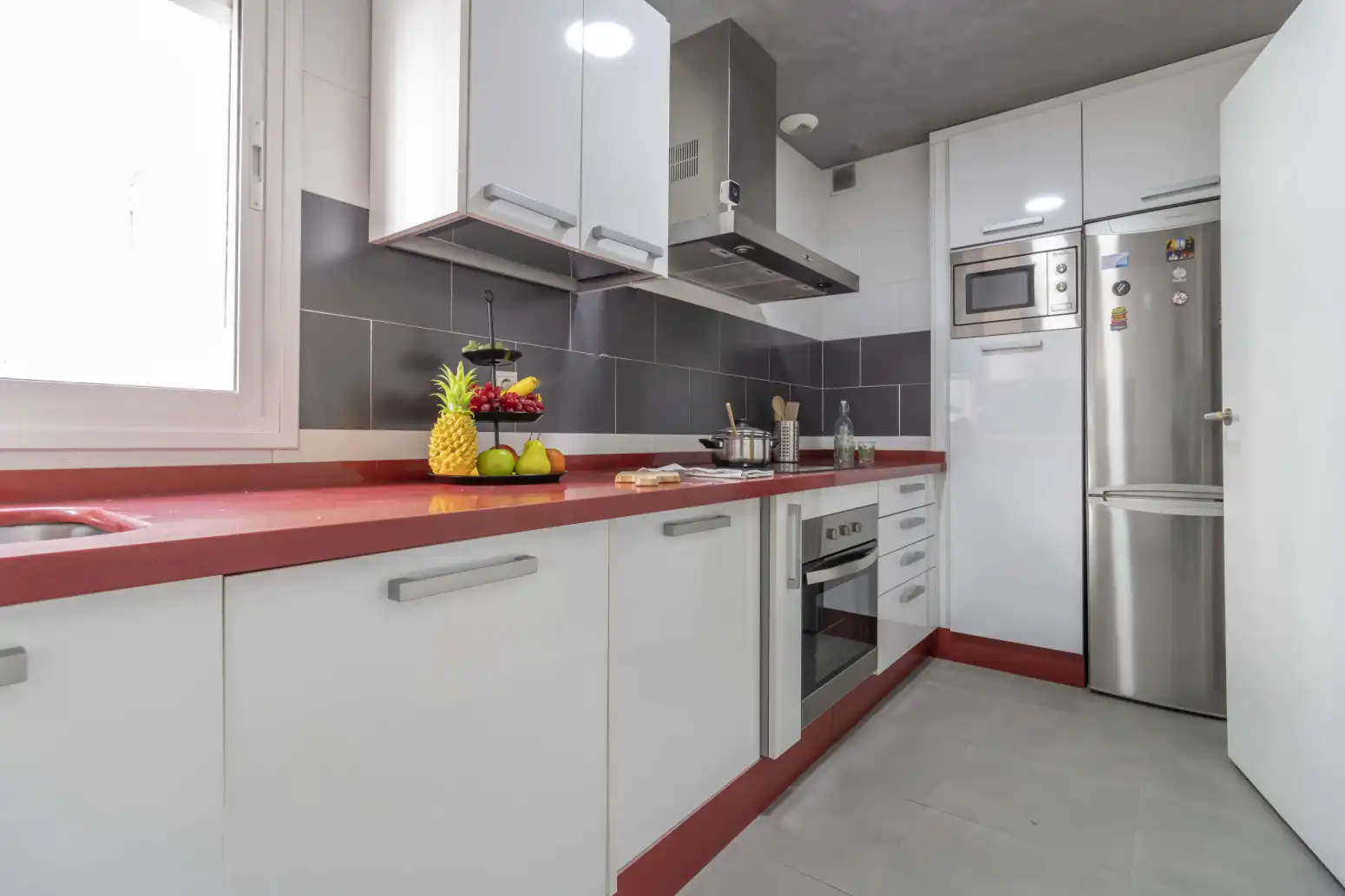 Küche von Wohnung zum Verkauf in Sevilla mit Klimaanlage und Abstellraum