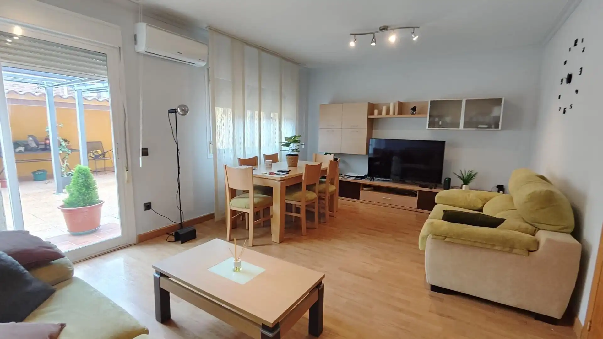 Wohnzimmer von Einfamilien-Reihenhaus zum Verkauf in Alcázar de San Juan mit Klimaanlage, Heizung und Terrasse