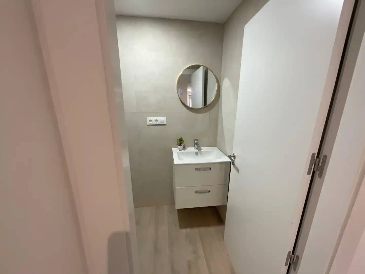 Bathroom of Flat for share in Armilla  with Parquet flooring, Swimming Pool and Furnished