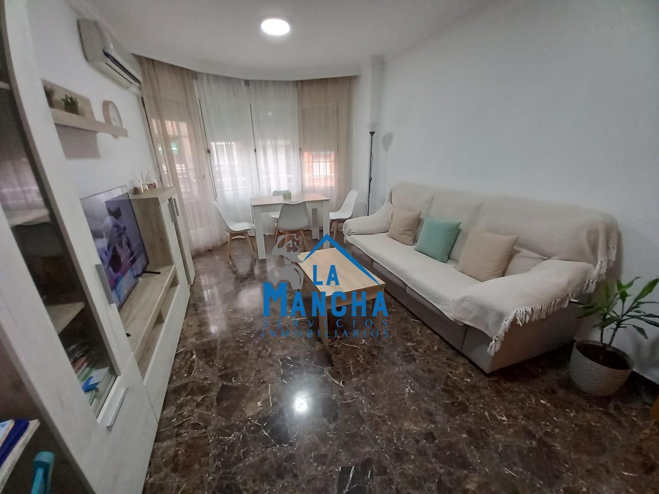 Sala de estar de Piso en venta en  Albacete Capital con Trastero