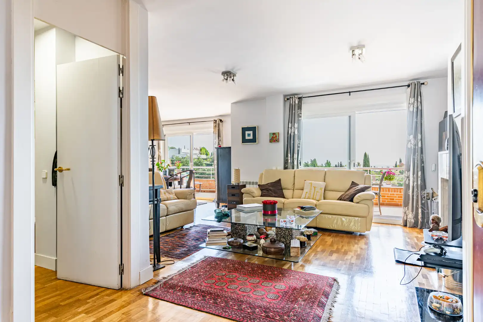 Sala de estar de Casa adosada en venta en Torrelodones con Calefacción, Jardín privado y Piscina