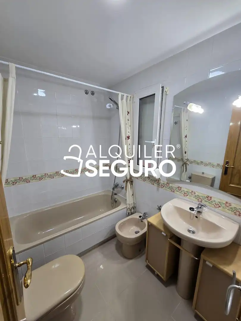 Bathroom of Flat for rent in Alcalá de Henares  with Air Conditioner, Heating and Terrace