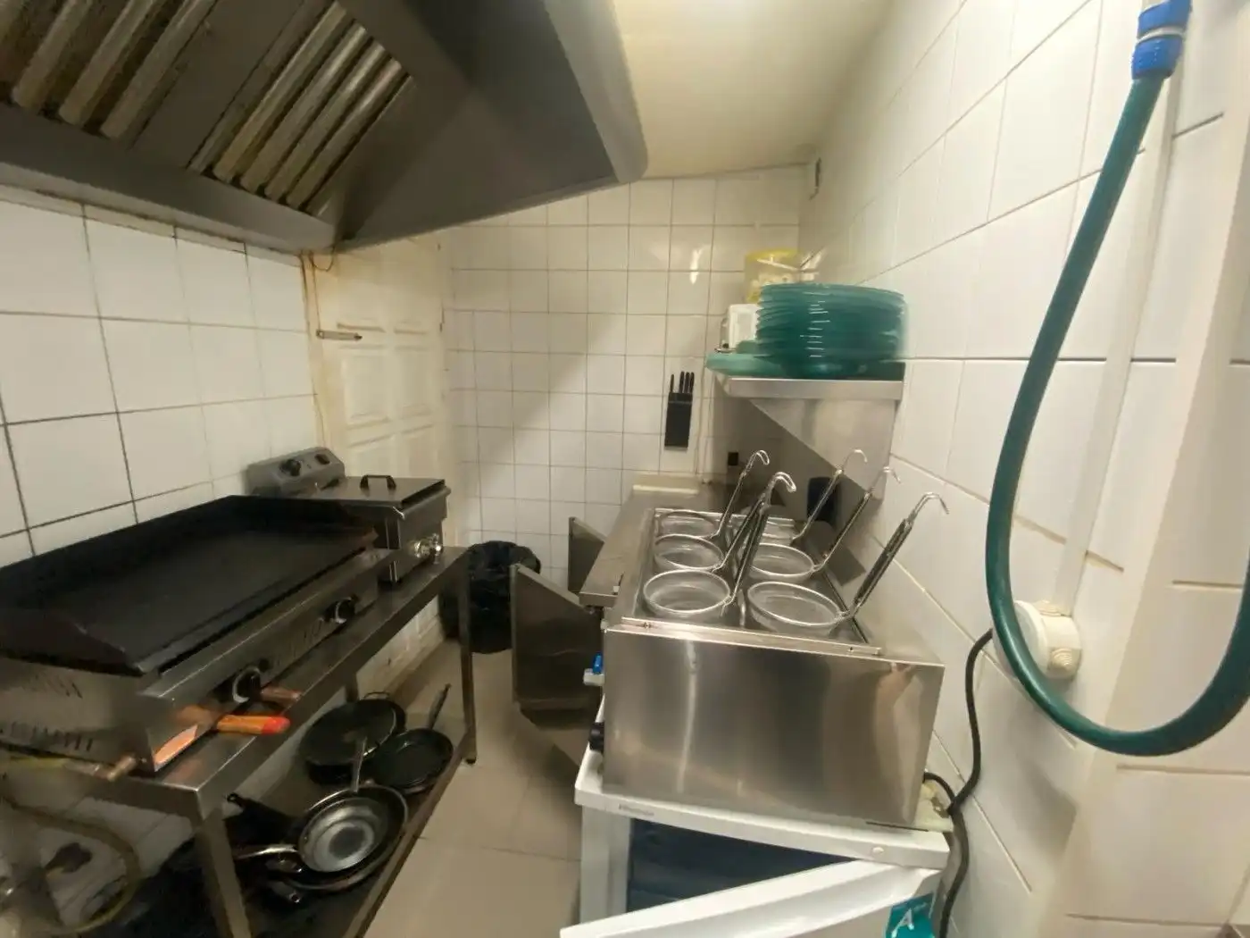 Cuina de Local en venda en Sant Pere Pescador amb Aire condicionat, Calefacció i Terrassa