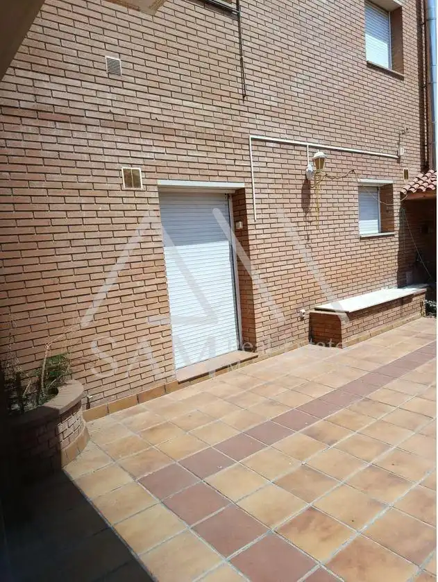 Vista exterior de Casa adosada en venda en Badalona amb Terrassa, Balcó i Piscina comunitària