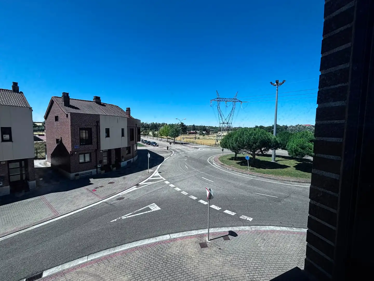 Außenansicht von Einfamilien-Reihenhaus zum Verkauf in Burgos mit Heizung, Terrasse und Abstellraum