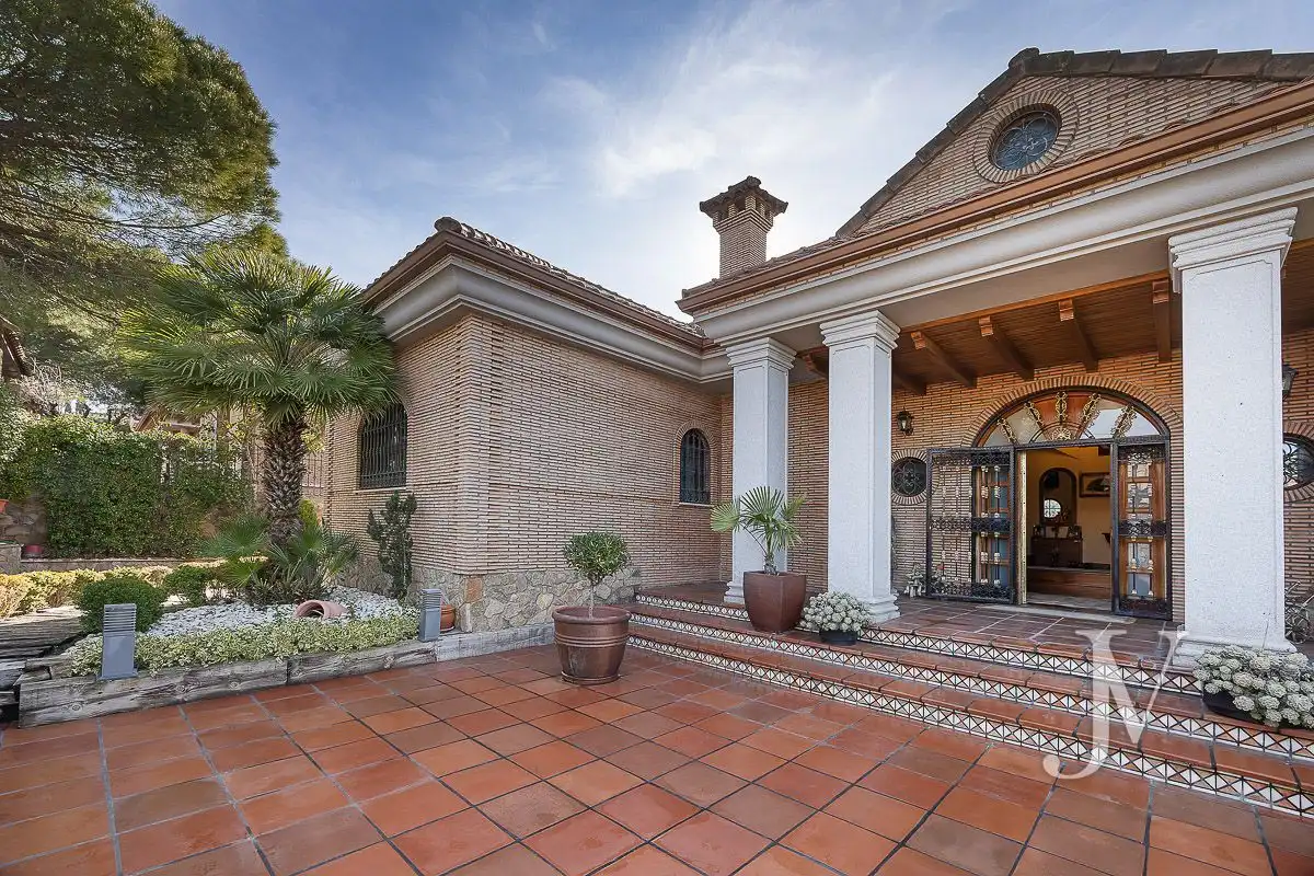 Vista exterior de Casa o chalet en venta en El Casar con Aire acondicionado, Calefacción y Jardín privado