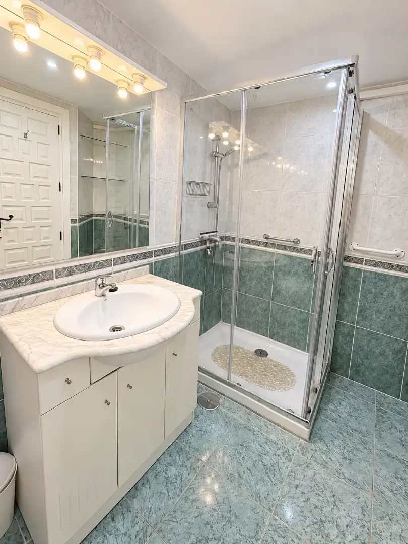 Baño de Piso en venta en Torremolinos con Terraza, Amueblado y Lavadora