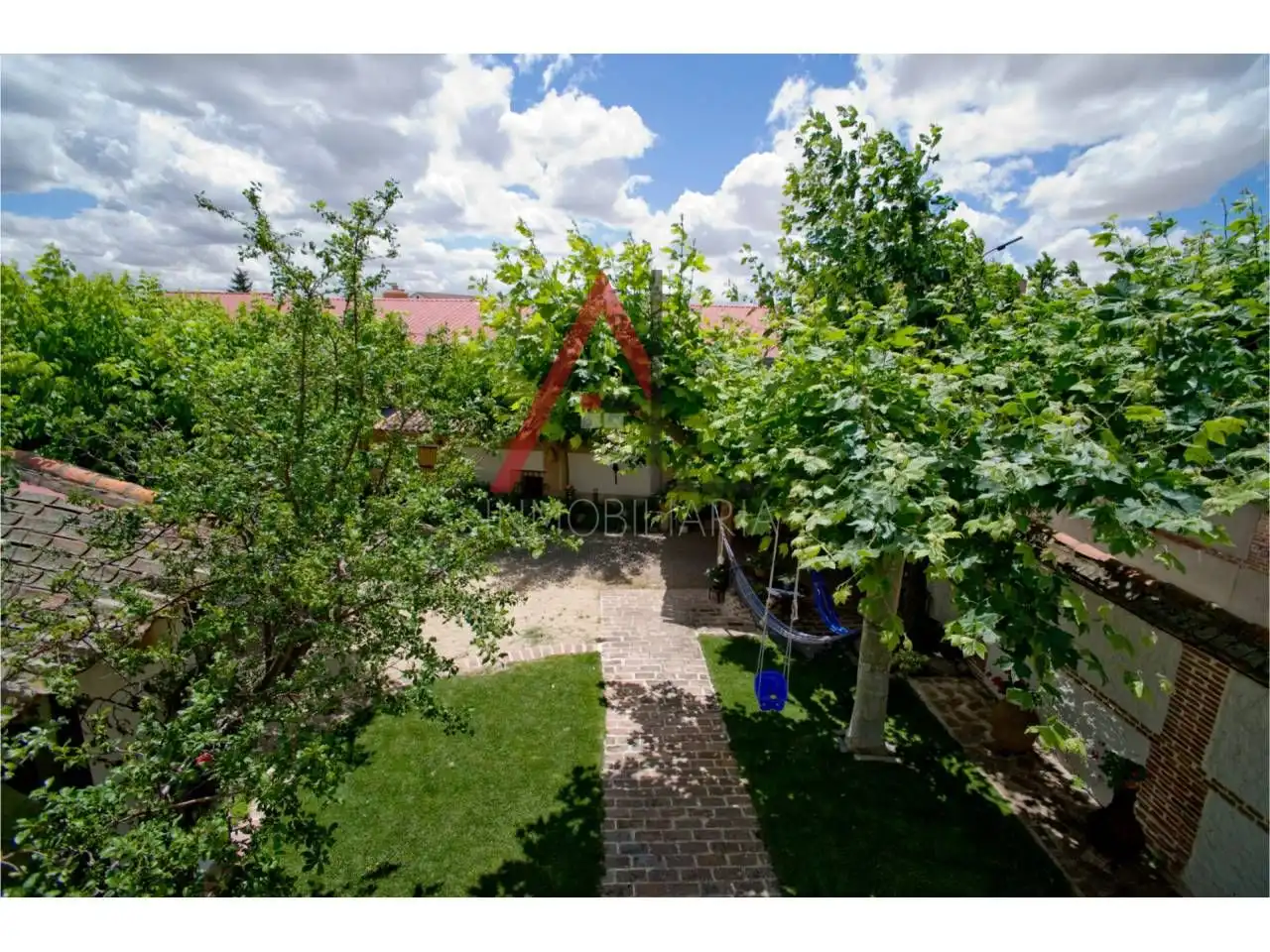 Jardí de Casa o xalet en venda en Santiuste de San Juan Bautista amb Jardí privat, Terrassa i Moblat