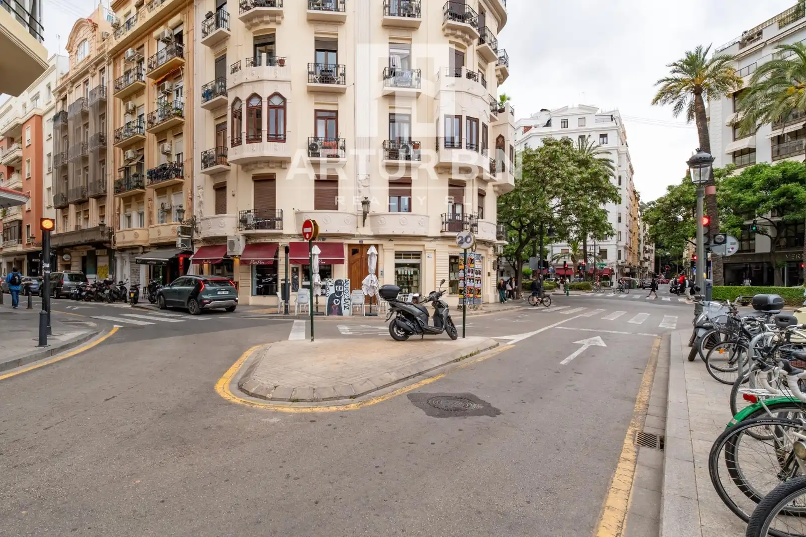 Vista exterior de Local de lloguer en Valencia amb Aire condicionat