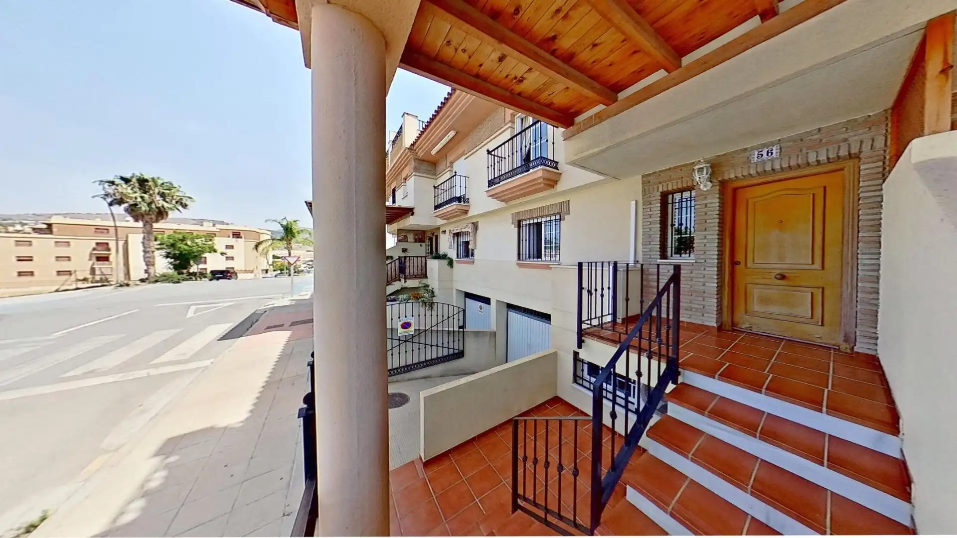 Vista exterior de Casa o xalet en venda en Motril amb Terrassa i Balcó