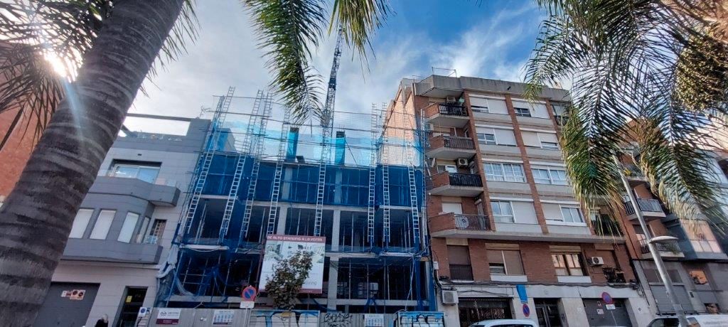 Vista exterior de Àtic en venda en L'Hospitalet de Llobregat amb Aire condicionat, Calefacció i Terrassa