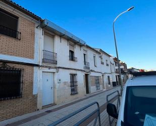 Vista exterior de Casa adosada en venda en Puente Genil amb Terrassa