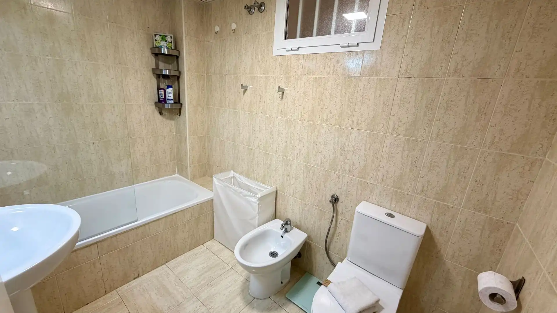 Baño de Apartamento de alquiler en Benalmádena con Aire acondicionado, Calefacción y Terraza