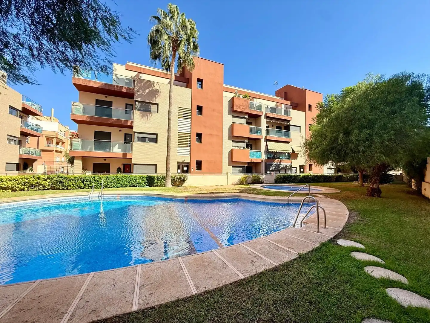 Piscina de Pis en venda en Roquetas de Mar amb Aire condicionat, Terrassa i Moblat