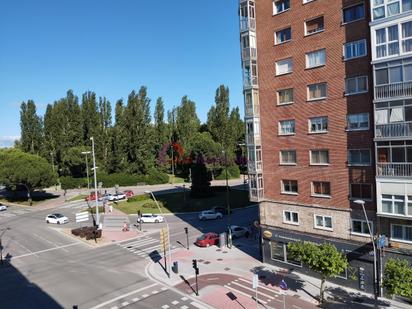Vista exterior de Apartament en venda en Burgos Capital amb Calefacció, Parquet i Moblat