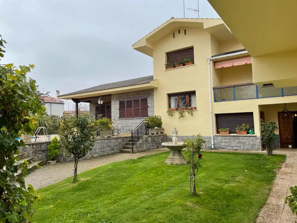 Vista exterior de Casa o xalet en venda en Castañares de Rioja amb Calefacció, Jardí privat i Parquet