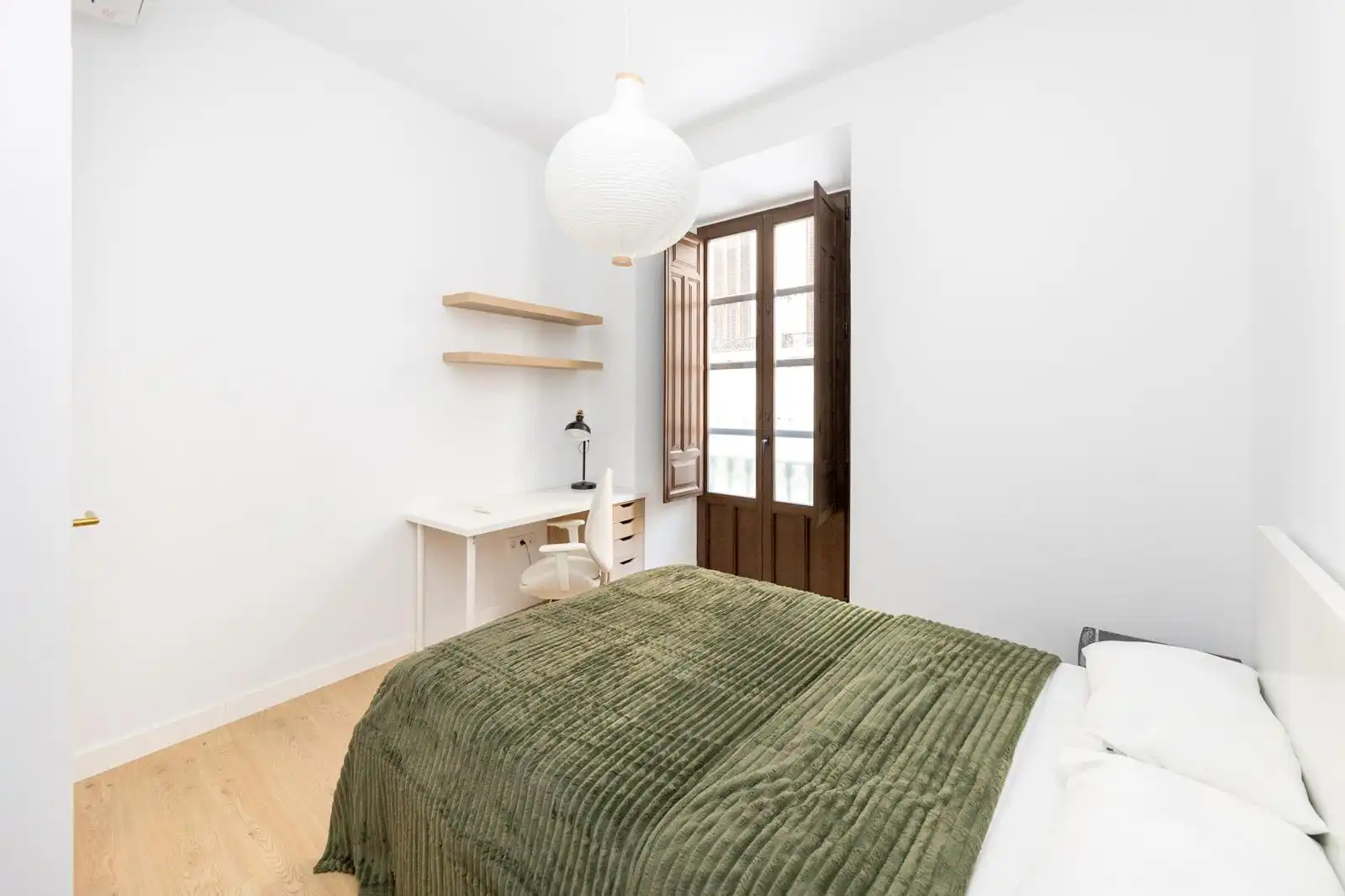 Schlafzimmer von Wohnungen zur Miete in Granada mit Klimaanlage, Heizung und Parkett
