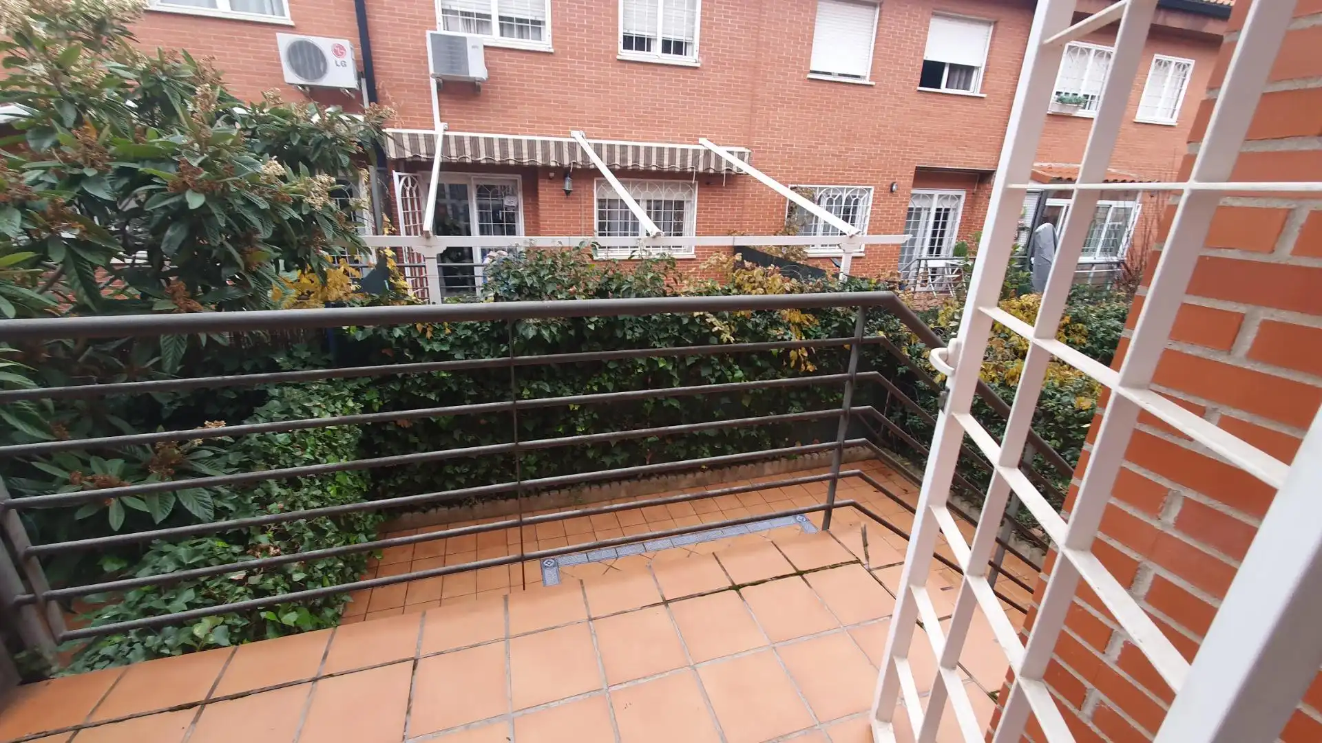 Terrassa de Casa adosada en venda en Alcalá de Henares amb Calefacció, Jardí privat i Traster