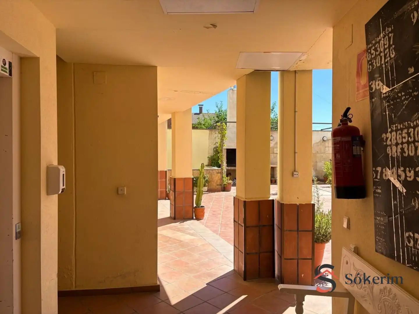 Wohnung zum Verkauf in Alcabón mit Klimaanlage, Heizung und Privatgarten