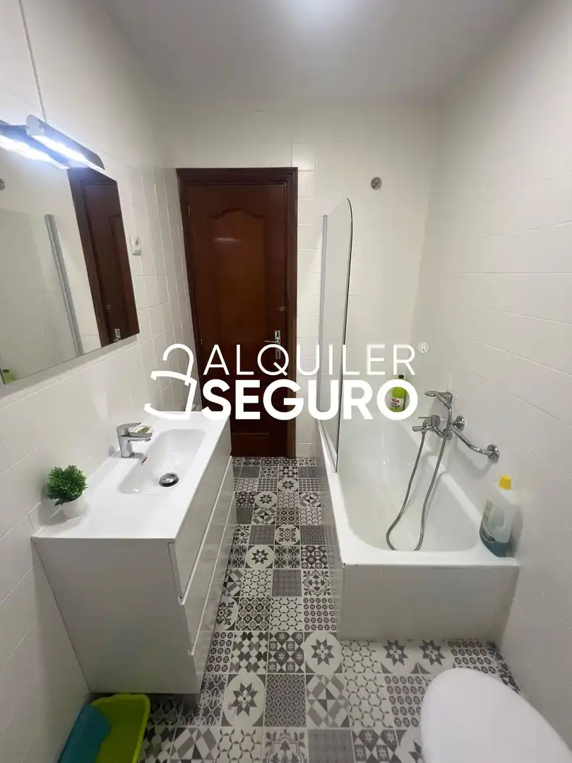 Bathroom of Flat for rent in Madrid  with Heating, Terrace and Furnished