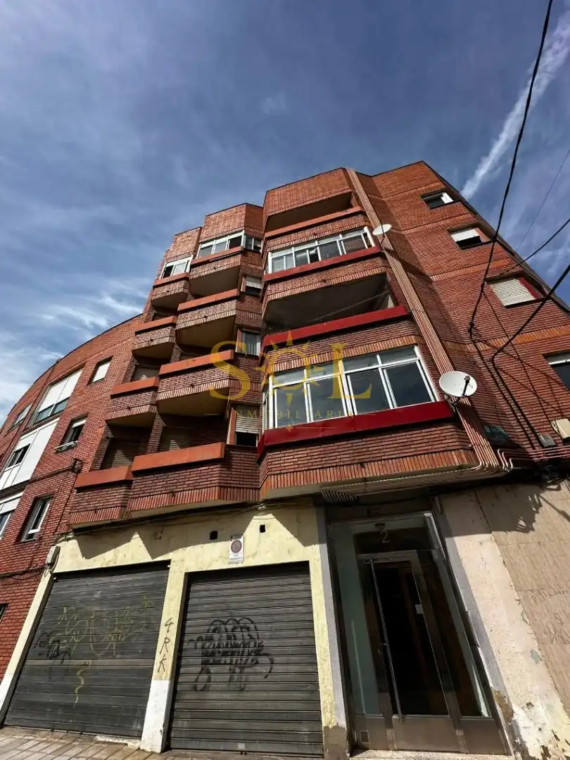 Außenansicht von Wohnung zum Verkauf in León Capital  mit Parkett, Terrasse und Möbliert