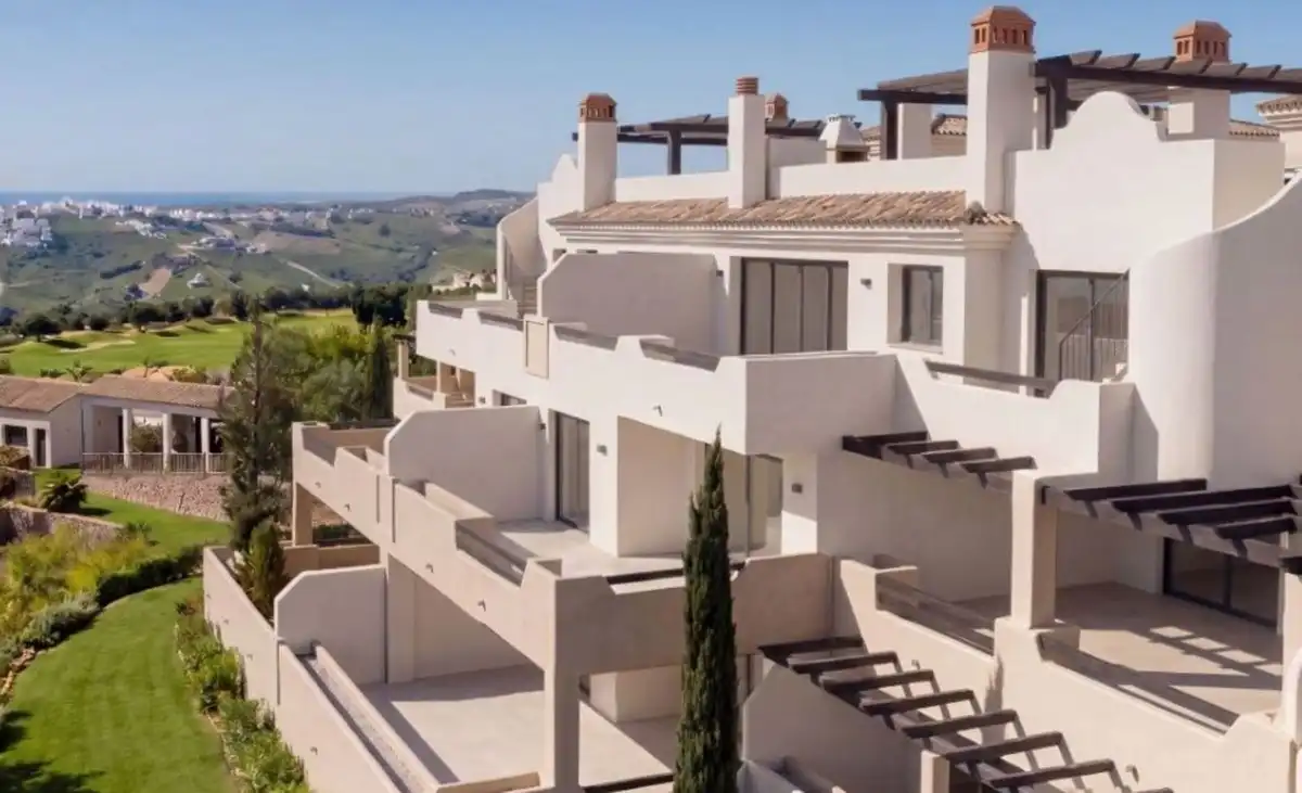 Vista exterior de Àtic en venda en Casares amb Aire condicionat, Jardí privat i Terrassa
