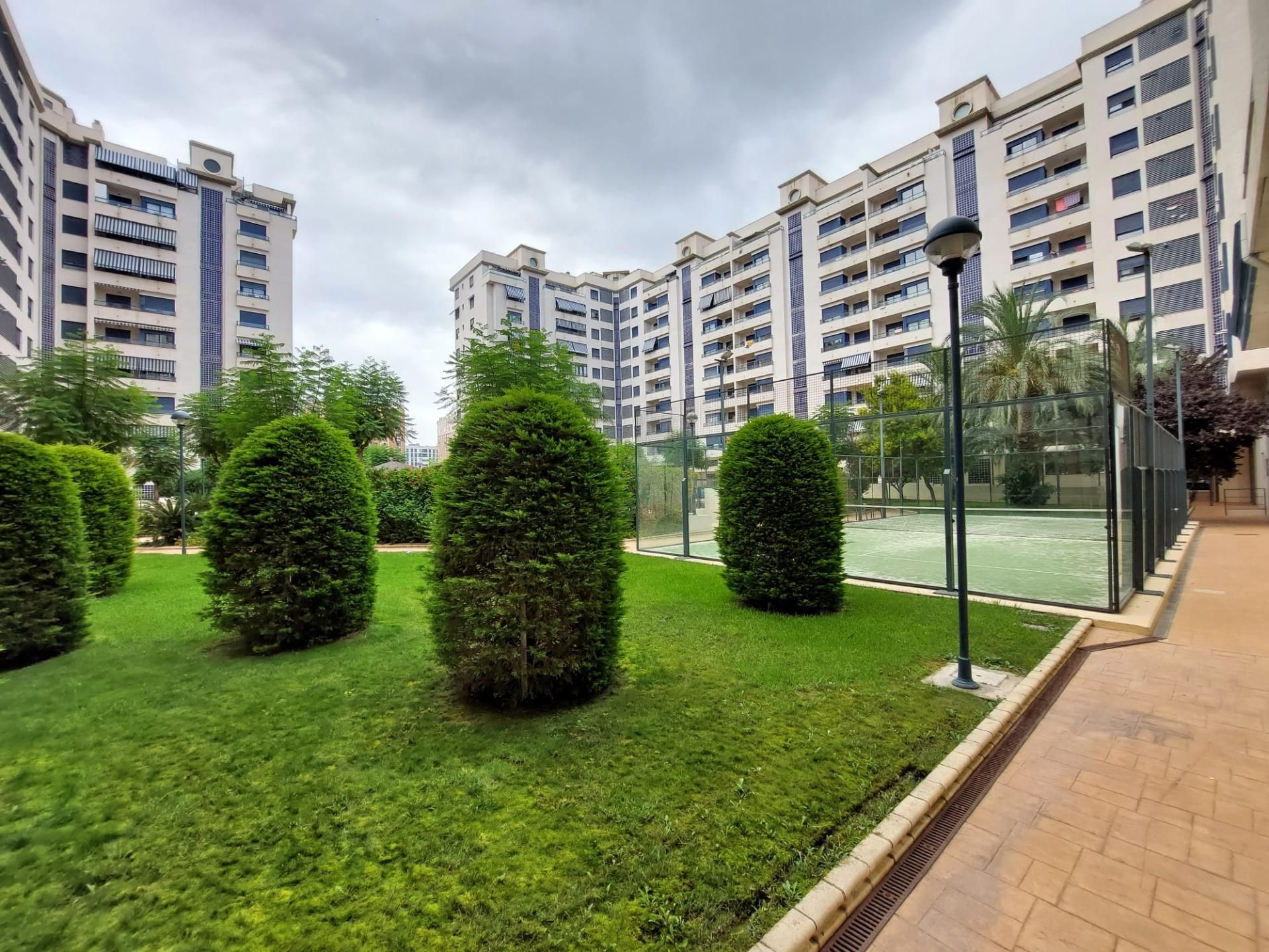 Vista exterior de Pis en venda en Alicante / Alacant amb Calefacció, Jardí privat i Terrassa