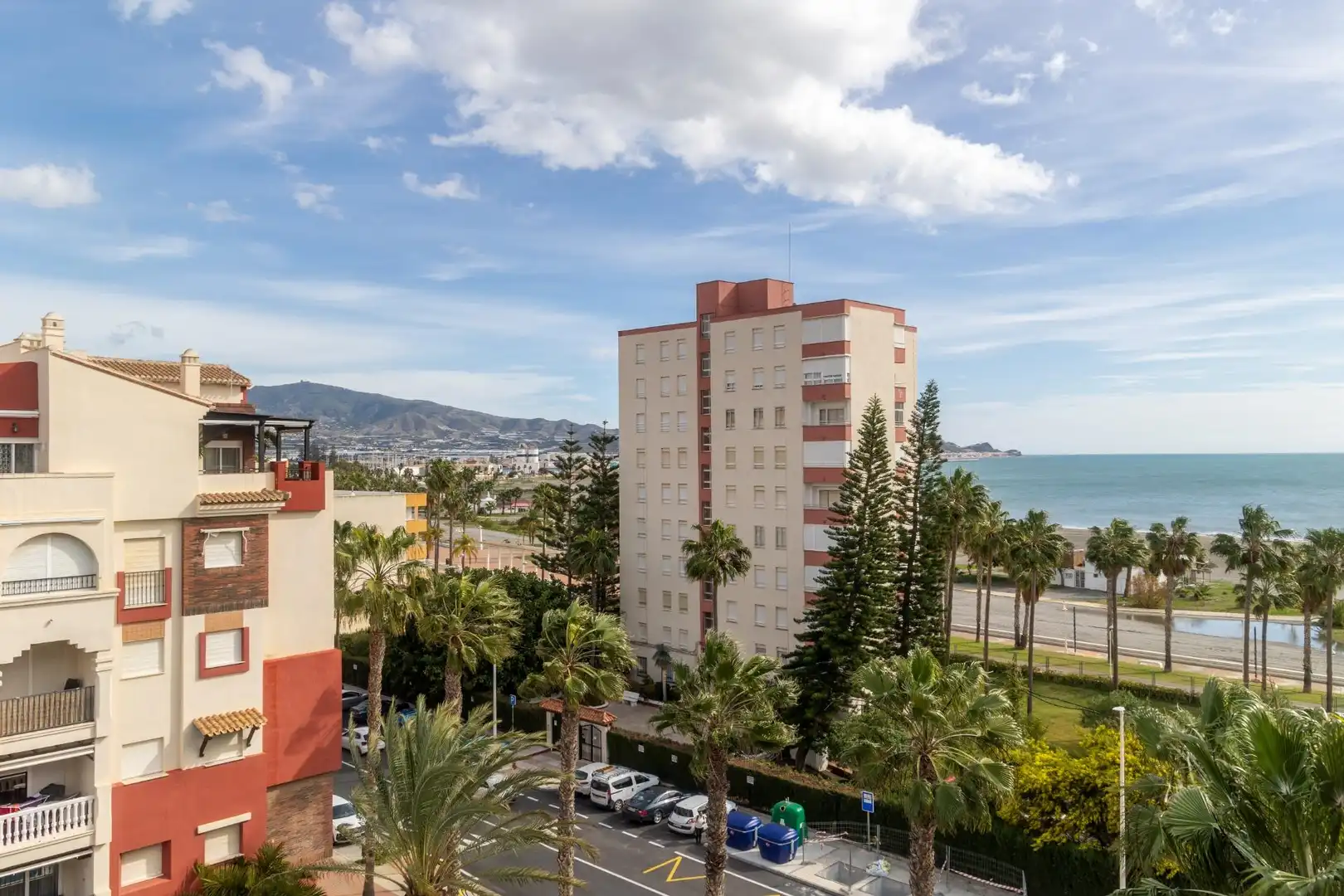 Vista exterior de Àtic en venda en Motril amb Jardí privat, Terrassa i Piscina comunitària
