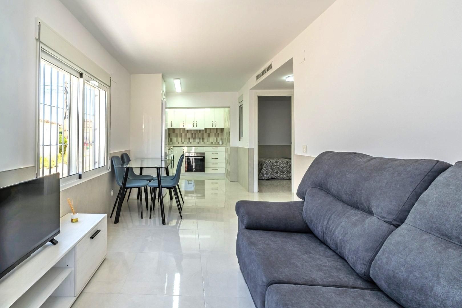 Sala d'estar de Casa o xalet en venda en Torrevieja amb Aire condicionat, Jardí privat i Terrassa