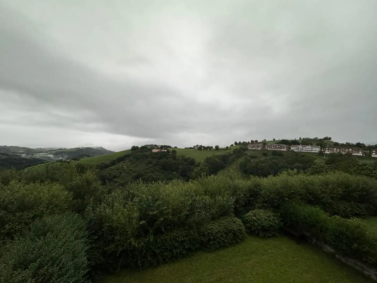 Außenansicht von Einfamilien-Reihenhaus zum Verkauf in Aia mit Heizung, Privatgarten und Terrasse