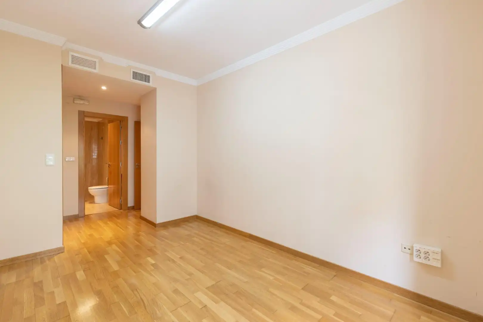 Flat for sale in Granada  with Air Conditioner and Heating