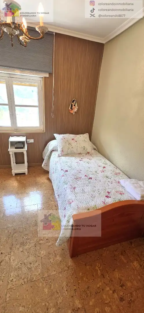 Dormitori de Casa o xalet en venda en La Pola de Gordón  amb Calefacció, Jardí privat i Parquet