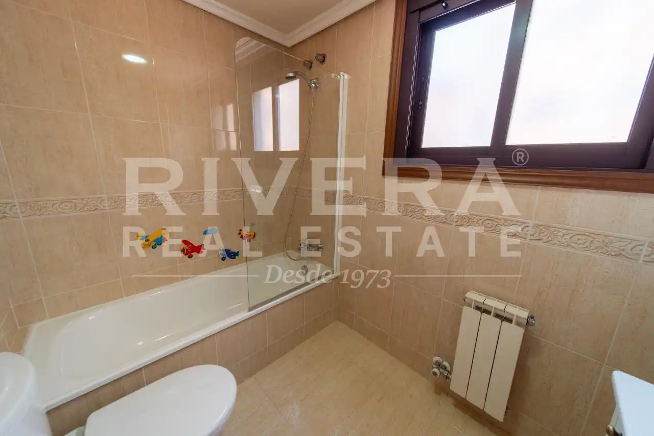 Bathroom of Flat for sale in Vigo   with Heating, Parquet flooring and Storage room