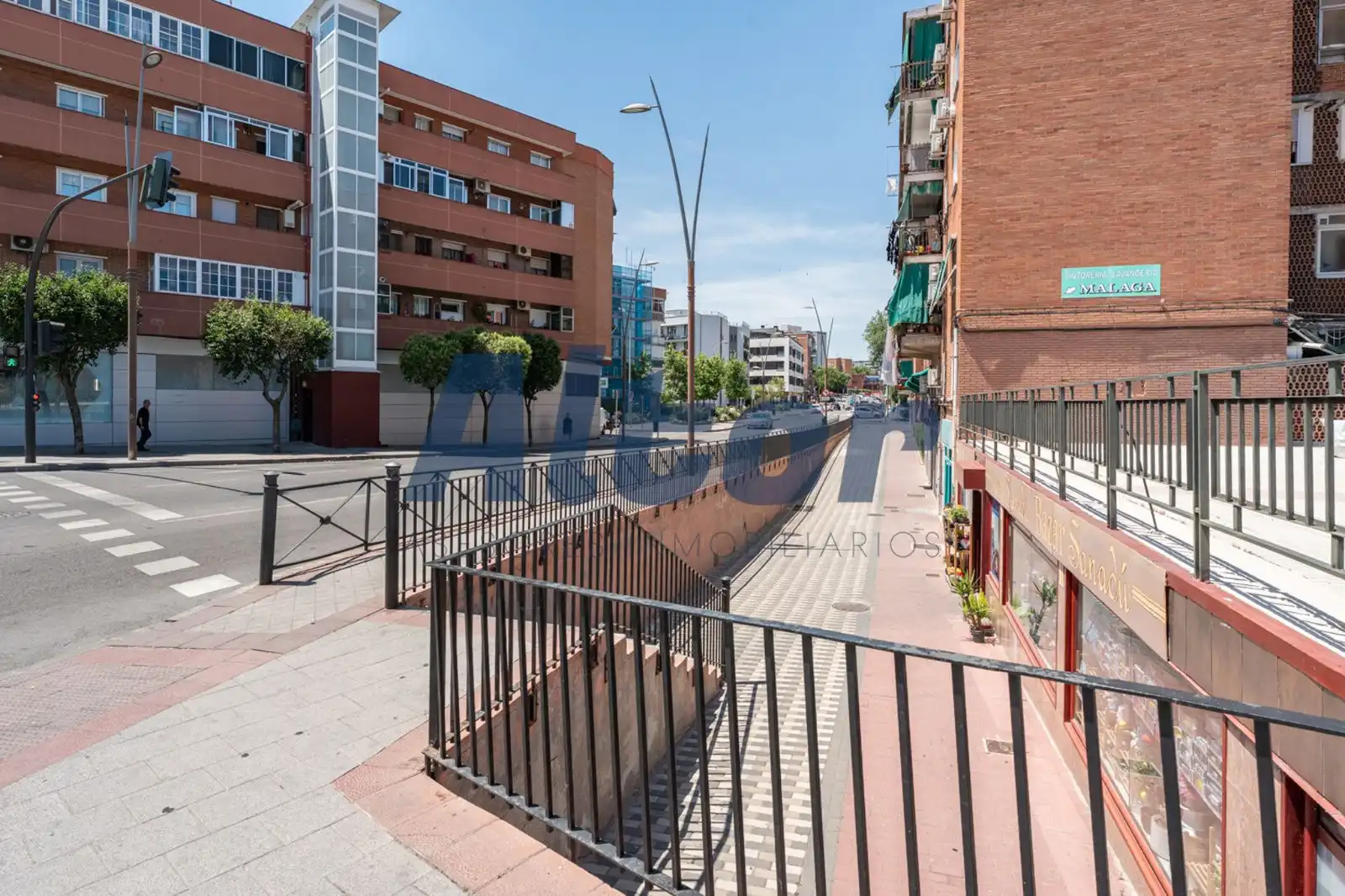 Vista exterior de Local en venda en Fuenlabrada amb Aire condicionat, Moblat i Internet