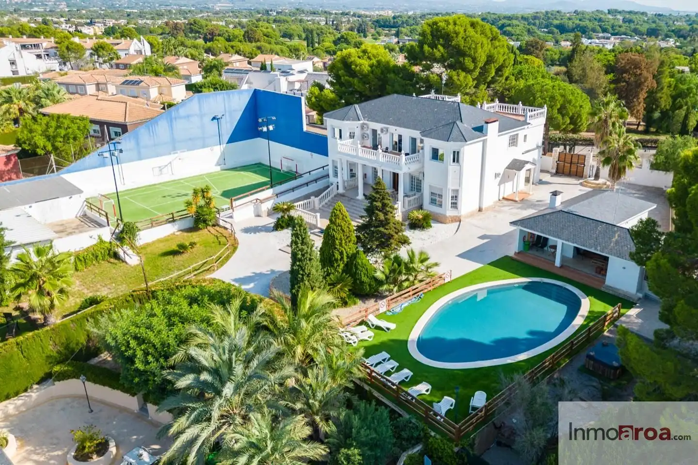 Vista exterior de Casa o xalet de lloguer en Bétera amb Aire condicionat, Calefacció i Jardí privat