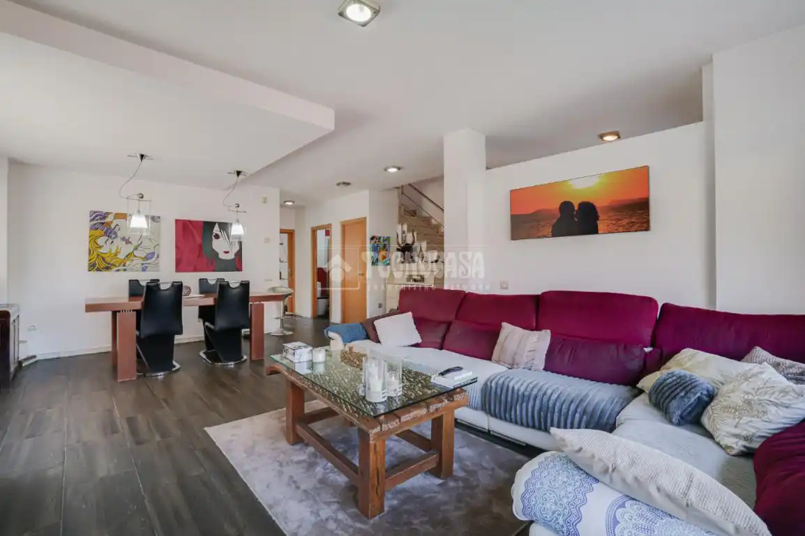 Sala d'estar de Casa adosada en venda en Montcada i Reixac amb Aire condicionat, Calefacció i Terrassa